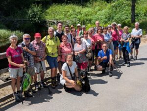 Die Wandergruppe an ihrem erreichten Ziel, dem Glashüttenstandort Schachtenbach