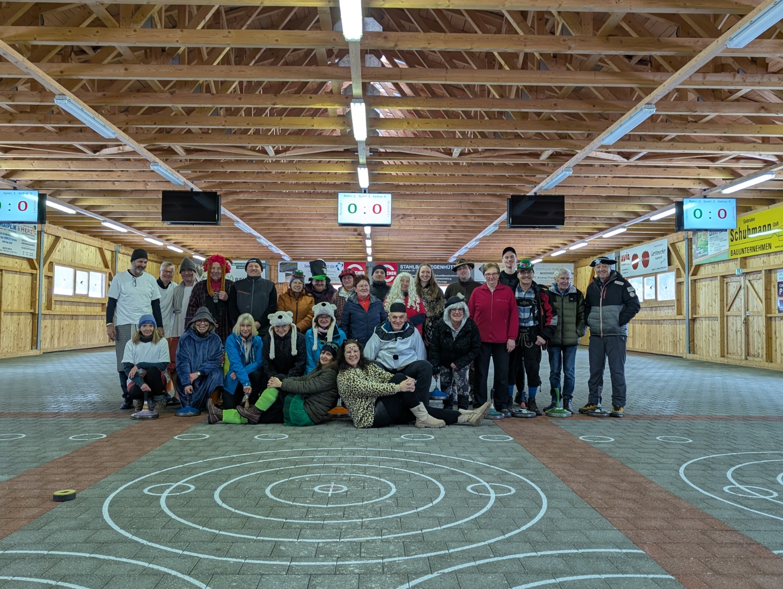 Du betrachtest gerade Asphaltstockschießen mit Faschingsgaudi